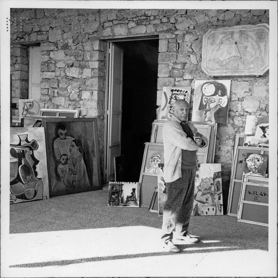 Picasso Devant Plusieurs De Ses Toiles